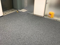 Укладка ковровой плитки на клей